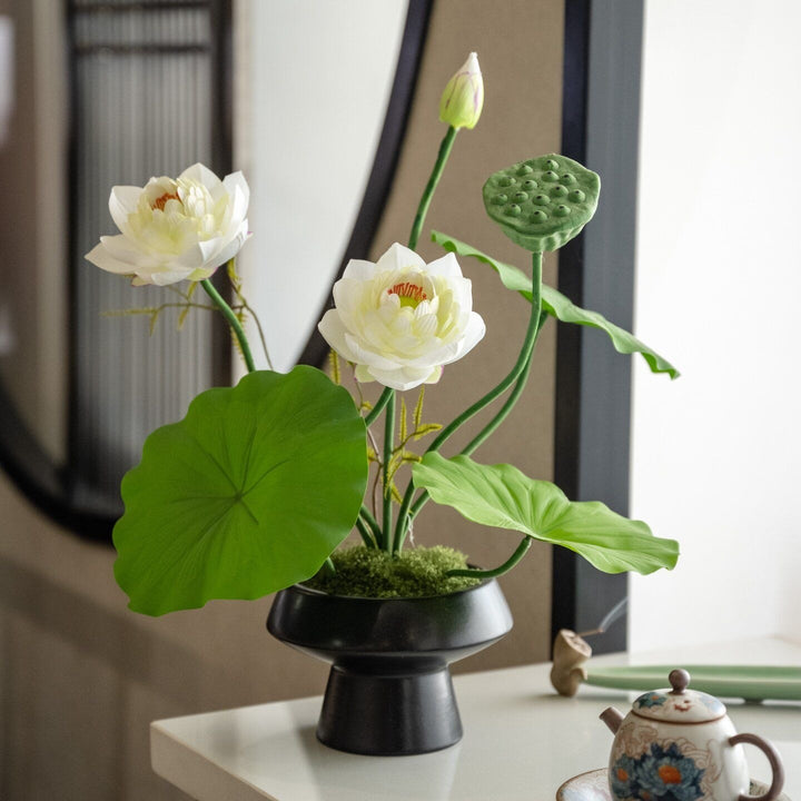 Künstlerische Lotusblumenarrangement
