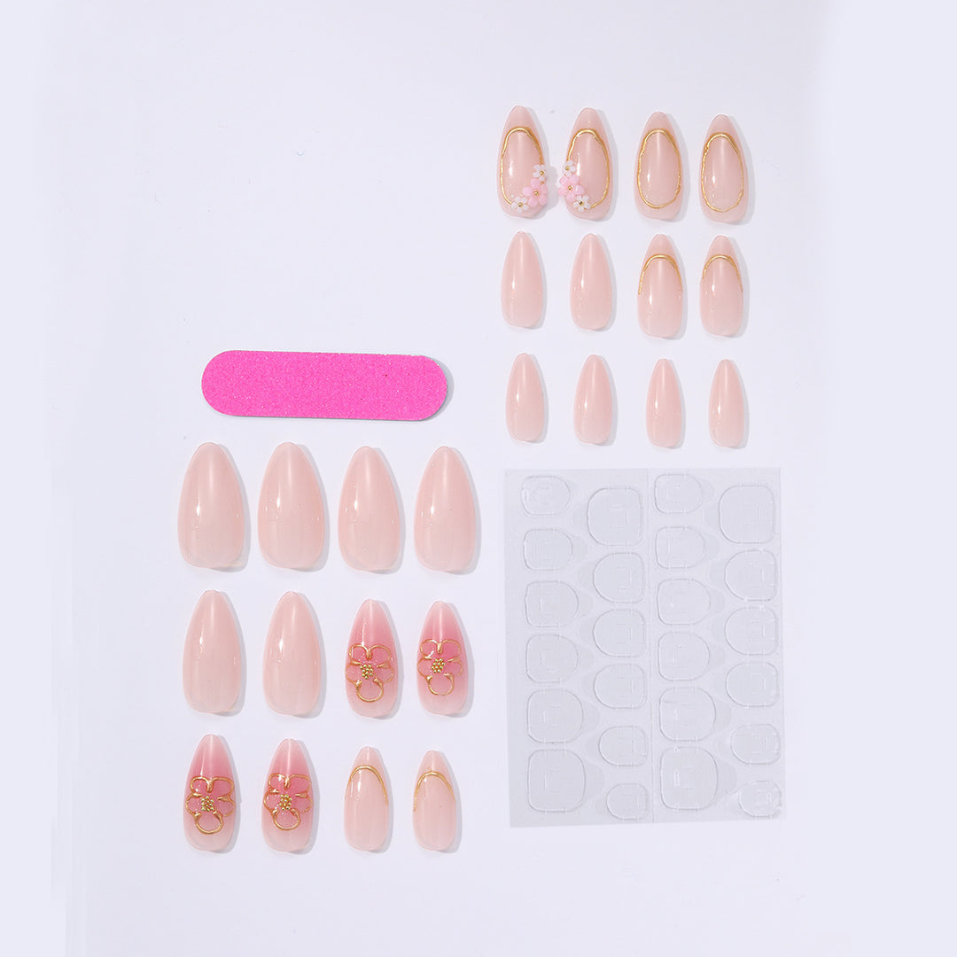 Kunstnagelset mit eleganten Blüten- und Goldverzierungen Karnz