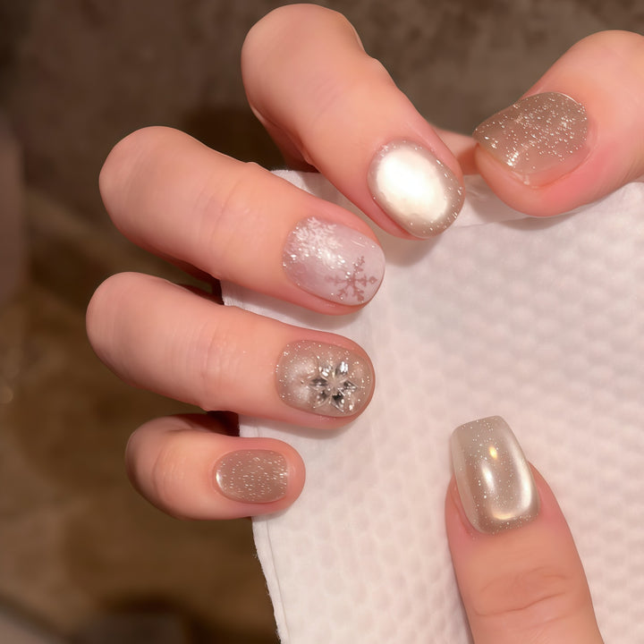 Kunstnägel mit Festlichem Schneeflocken-Design Karnz