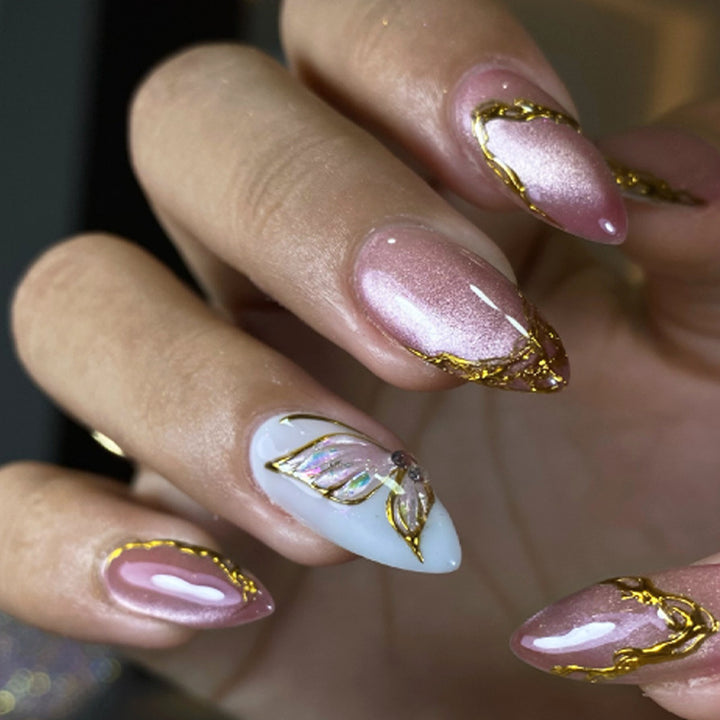 Elegantes Press-On Nagelkunst-Set mit goldenen Akzenten Karnz