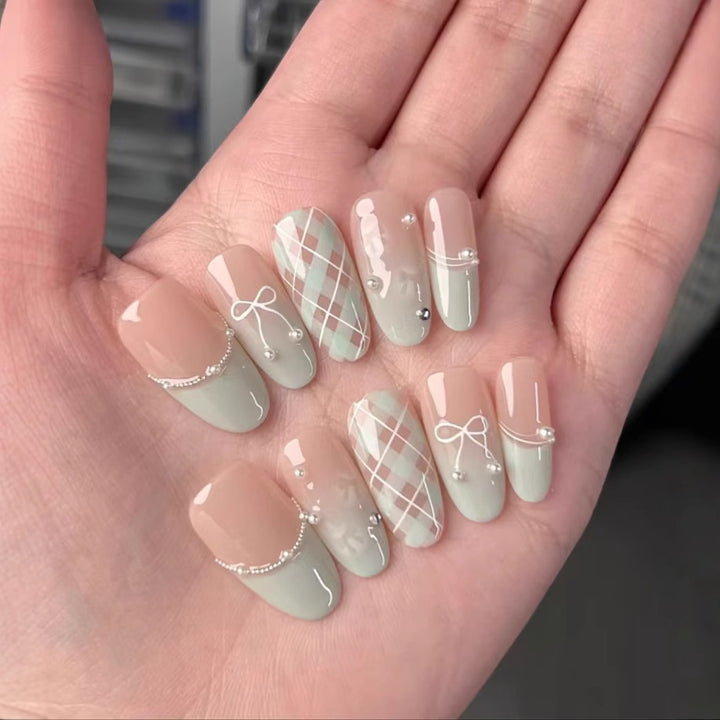 Künstlerisches Press-On-Nagelset mit dekorativen Mustern Karnz