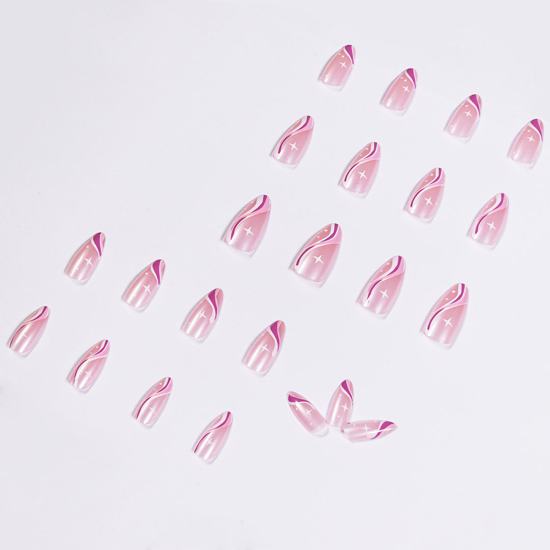 Elegante kunstvolle Nagelverlängerungen mit zartem Farbverlauf und akzentuierten Linien Karnz