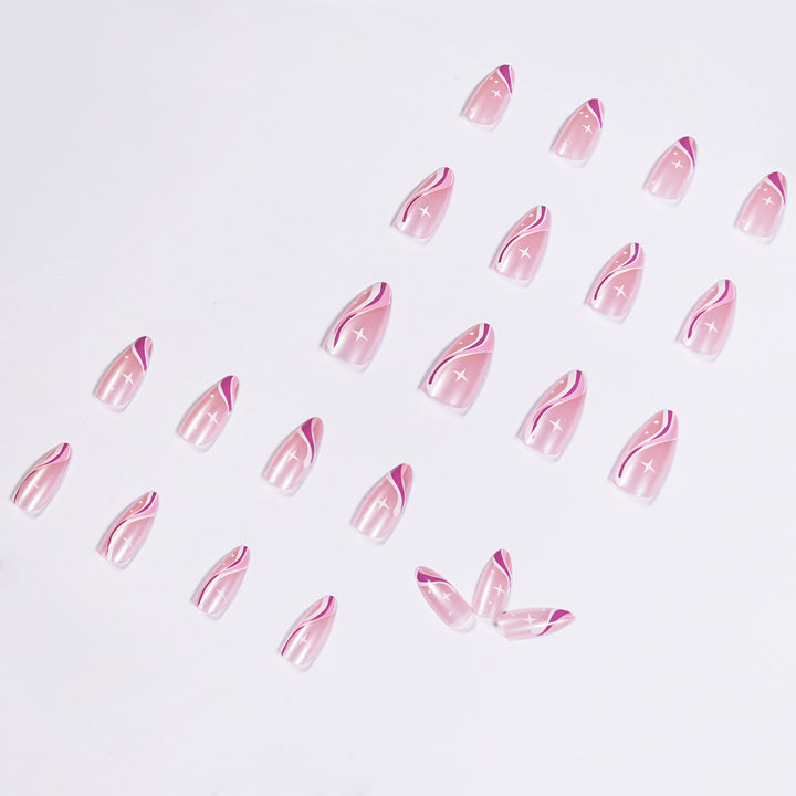 Elegante kunstvolle Nagelverlängerungen mit zartem Farbverlauf und akzentuierten Linien Karnz