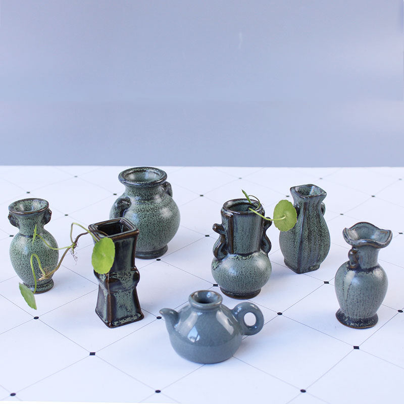 Elegante Keramikvase mit kunstvollem Design Karnz