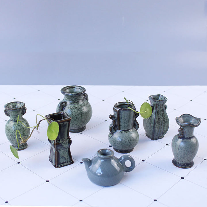 Elegante Keramikvase mit kunstvollem Design Karnz