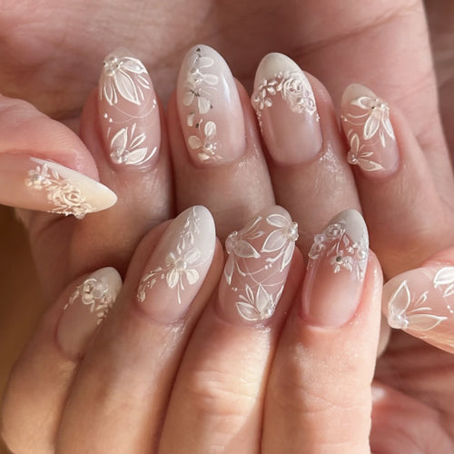 Premium Nagelkunst mit Blumendesign und glitzernden Akzenten Karnz