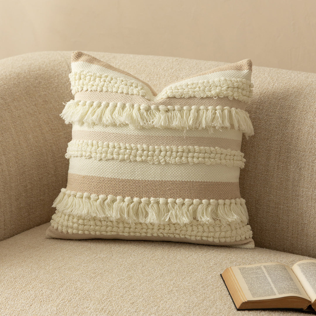 Handgewebtes Boho-Dekokissen mit gestuften Fransenstreifen und Bouclé‑Applikationen