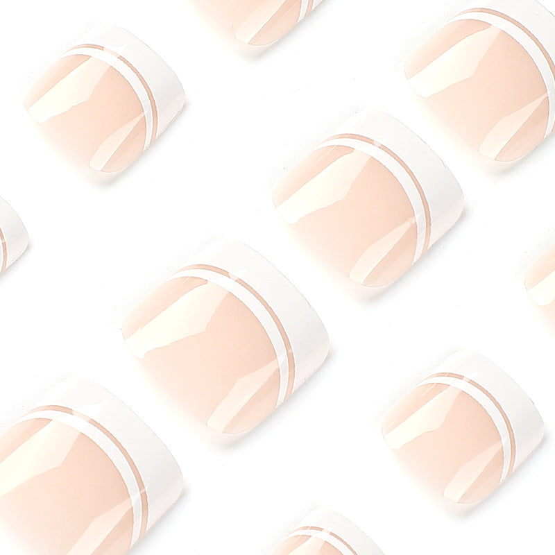 Kunstvolle Fußnagelkunst mit elegantem French-Tip Design Karnz