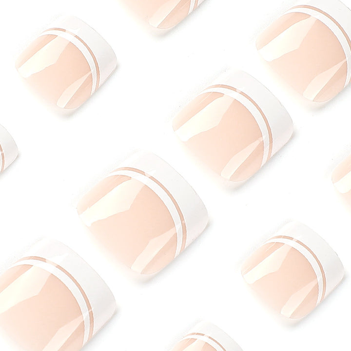 Kunstvolle Fußnagelkunst mit elegantem French-Tip Design Karnz