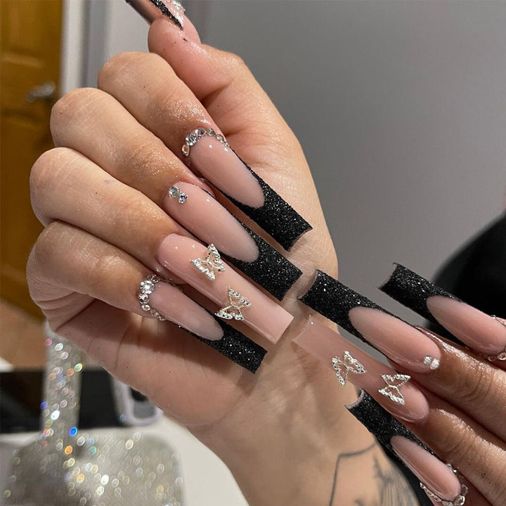 Dekorative Lange Stiletto Press-On Nägel mit Strass-Akzenten Karnz