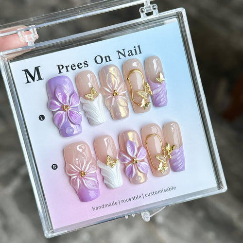 Handgemachtes Set mit floralem Press-On Nail Art und Schmetterlingsakzenten
