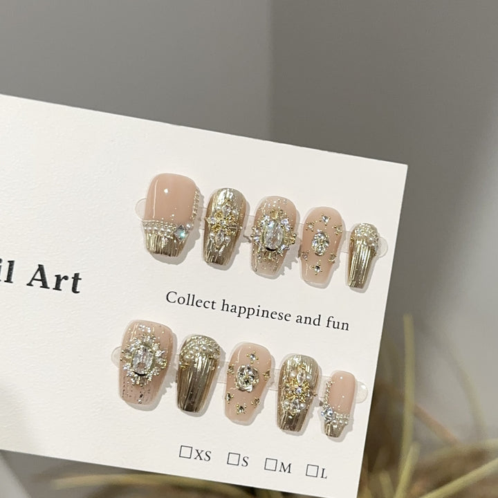 Glamouröse mit Schmuck verzierte Press-On Nagelkunst