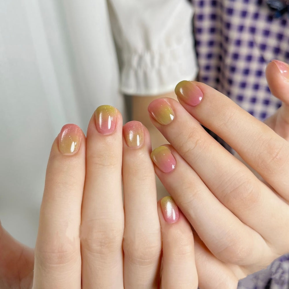 Kunstnägel mit Elegantem Ombre-Design Karnz