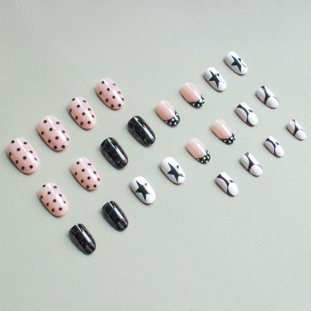Künstlerisches Nail Art Set mit geometrischen Mustern