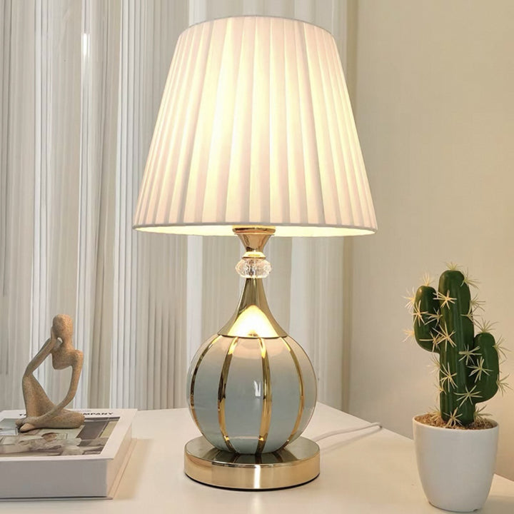 Elegante moderne Tischlampe mit Kristalldetails
