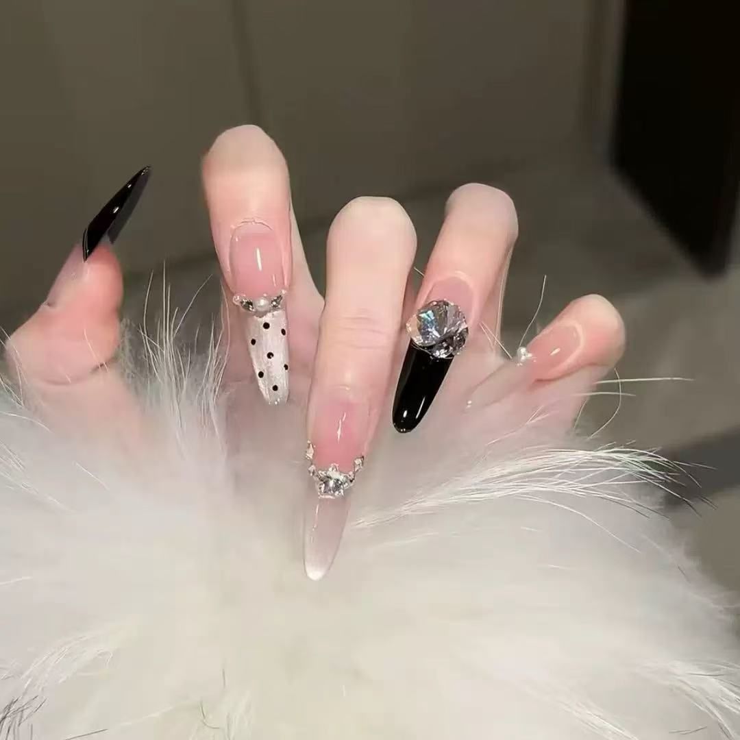 Glamouröse Kunstnagelspitzen mit eleganten Verzierungen Karnz
