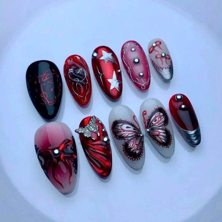 Künstlerisches Press-On Nagelset mit Schmetterlings- und Sterndetails Karnz