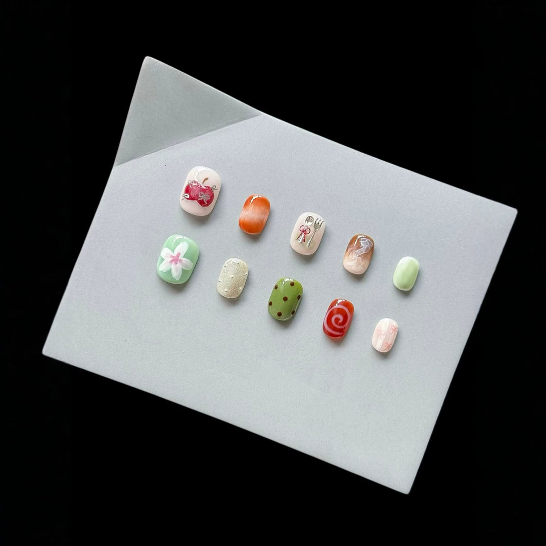 Künstlerisches Press-On-Nagelset mit einzigartigen Skizzen-Designs