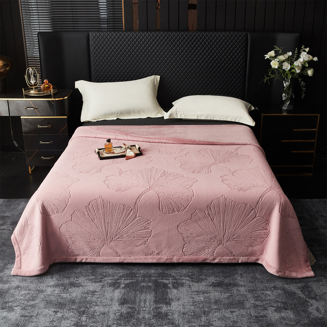 Prägierte Plüsch-Mikrofaser-Wurfdecke mit übergroßem floralem Jacquard