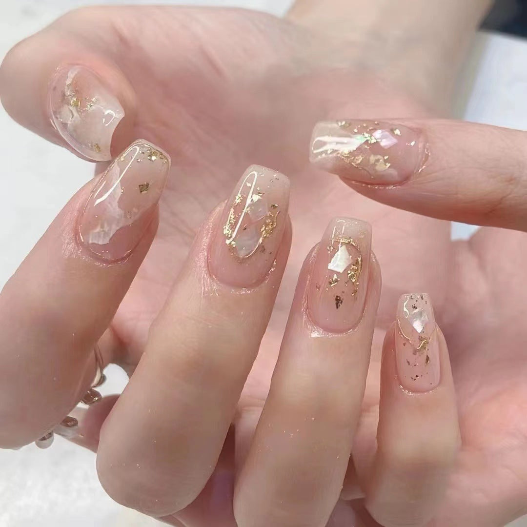 Kunstvolle Nagelsets mit floralen Akzenten Karnz