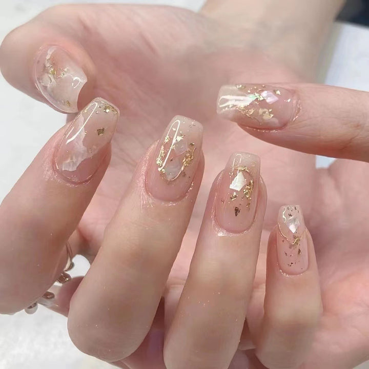 Kunstvolle Nagelsets mit floralen Akzenten Karnz