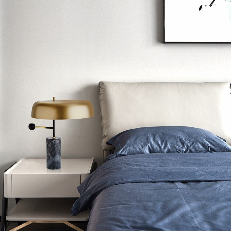 Stylische Tischlampe mit Marmorbasis und goldenen Akzent