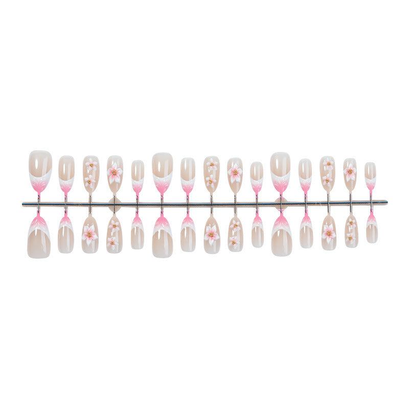 Kunstvolle Nageldesigns mit floralen Akzenten Karnz