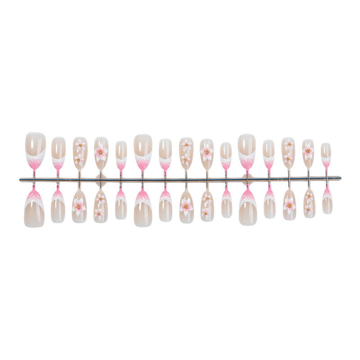 Kunstvolle Nageldesigns mit floralen Akzenten Karnz