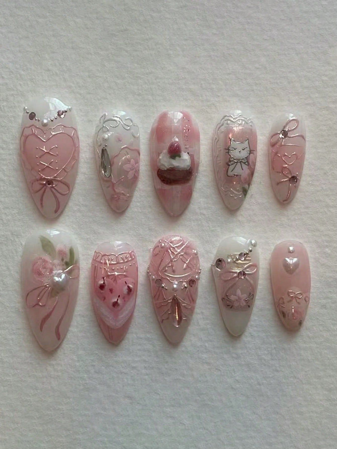 Künstlerisches Herz-verziertes Press-On Nagelset Karnz