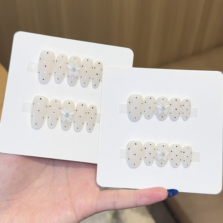 Künstliche Nagelspitzen mit Blumigen und Gepunkteten Akzenten Karnz