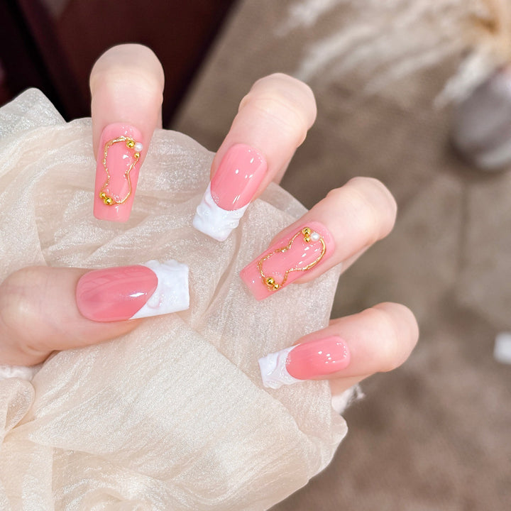 Künstlerische Press-On Nagelspitzen mit goldenen Akzenten