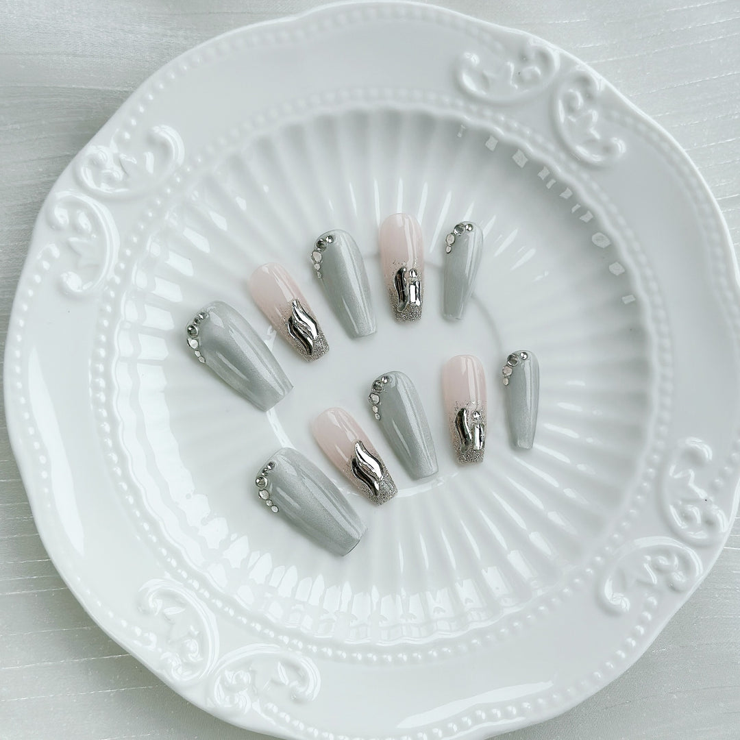 Glamorous Press-On Nagelset mit eleganten metallischen Akzenten