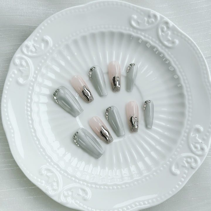 Glamorous Press-On Nagelset mit eleganten metallischen Akzenten
