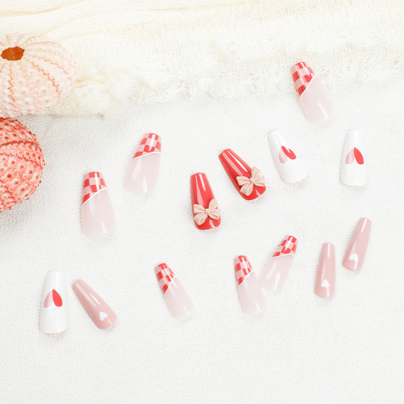 Kunstvolle Nagelverlängerungen mit verspielten Designs und romantischen Akzenten Karnz