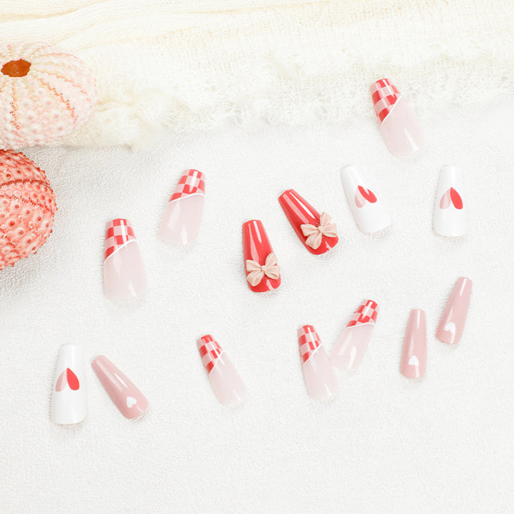 Kunstvolle Nagelverlängerungen mit verspielten Designs und romantischen Akzenten Karnz