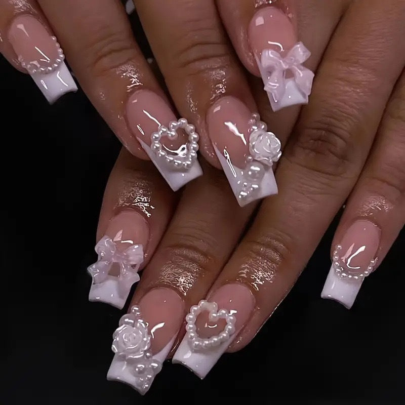 Kunstnagelset mit romantischen 3D-Herz- und Blütenverzierungen Karnz