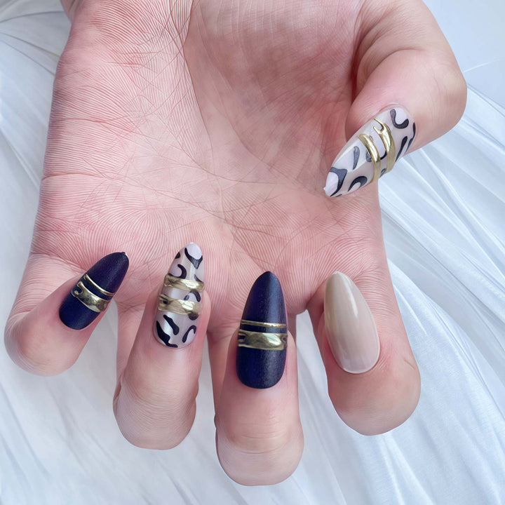 Künstlerisches Press-On-Nagelset mit zeitgenössischen Mustern Karnz