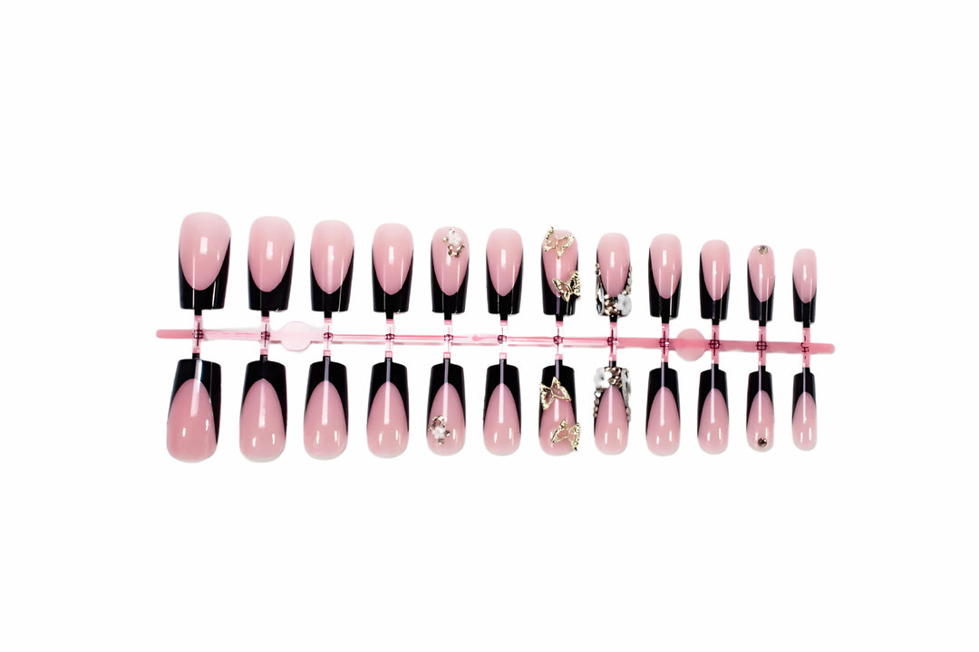 Kreatives Kunstnagelset mit romantischen Blumenmotiven und glamourösen Akzenten Karnz