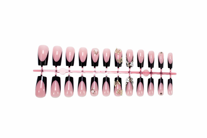 Kreatives Kunstnagelset mit romantischen Blumenmotiven und glamourösen Akzenten Karnz