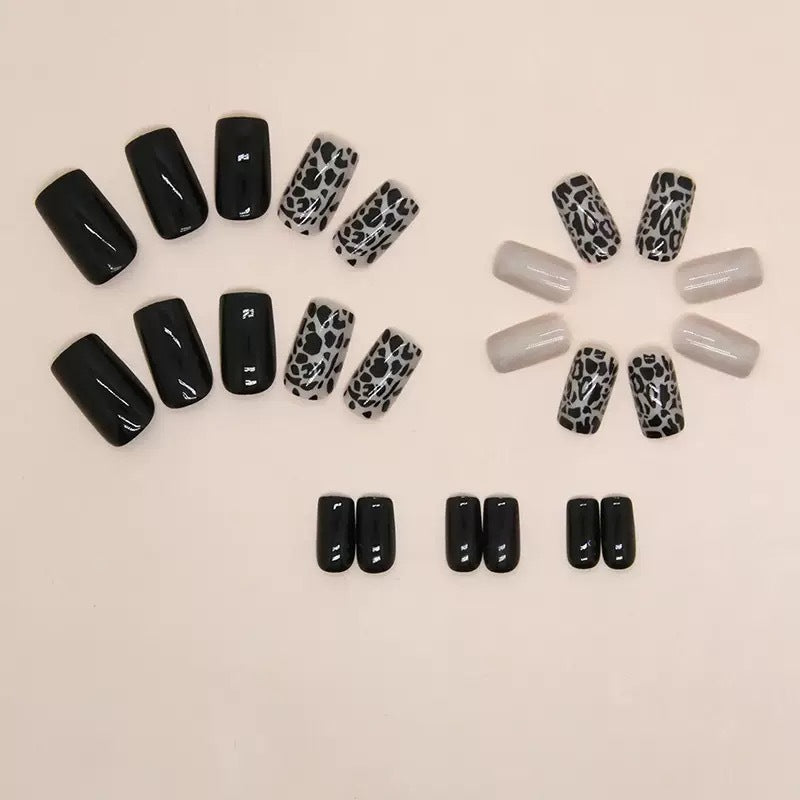 Kunstnagelset mit stylischem Leopardenmuster und eleganten Akzenten Karnz