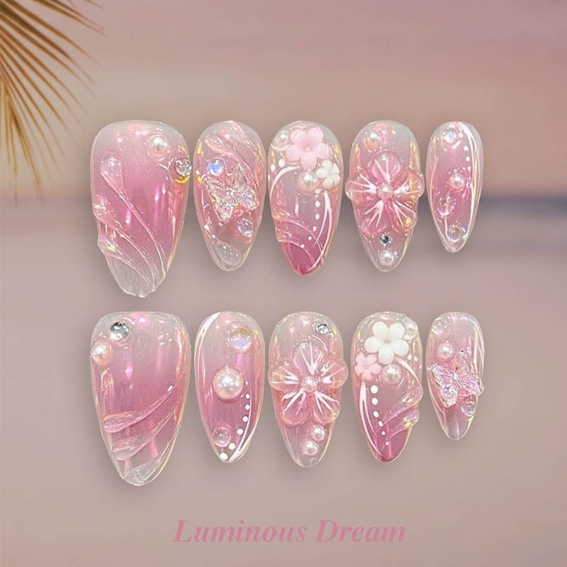 Kunstnagelset mit maritimen Motiven und bunten Akzenten Karnz