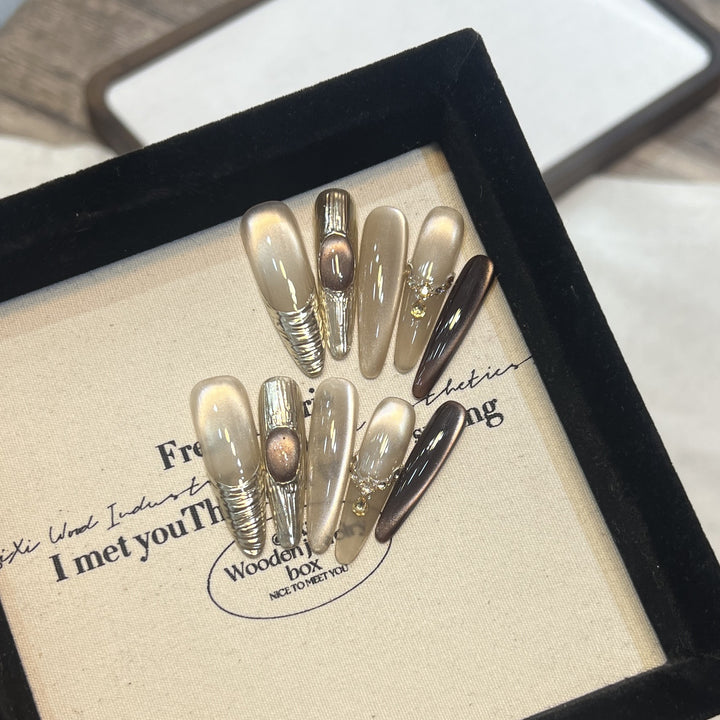 Künstlerisches Press-On-Nageldesign Karnz