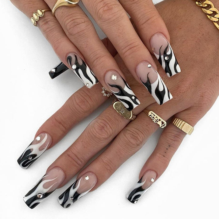 Kunstvolle Nagelverlängerungen mit eleganten Feuer-Muster Karnz