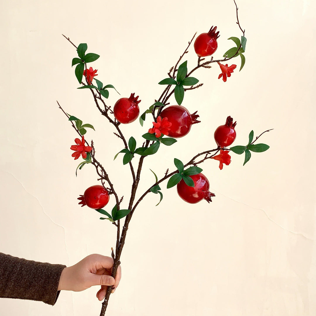Dekorative Granatapfelblütenarrangement