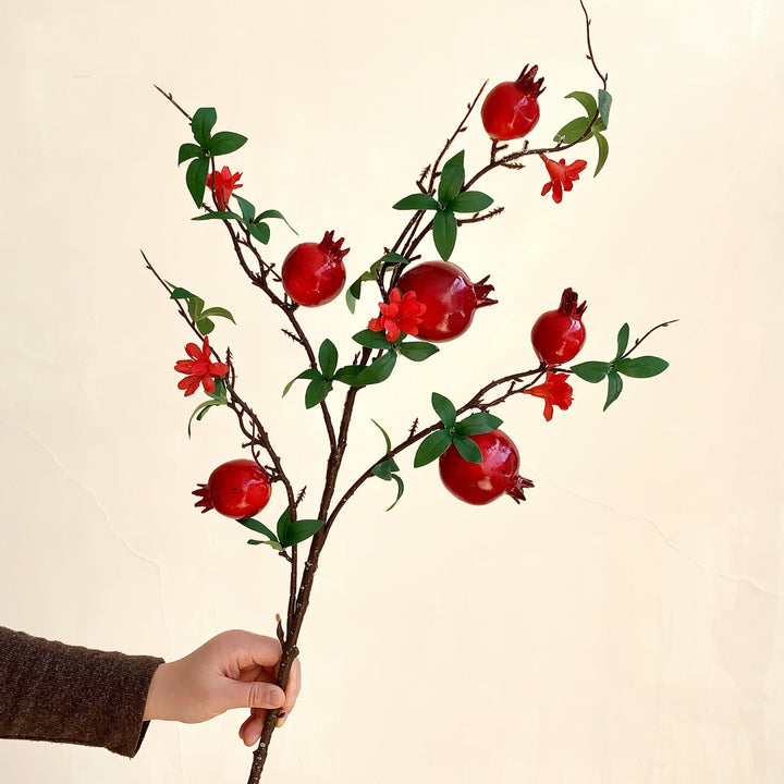 Dekorative Granatapfelblütenarrangement
