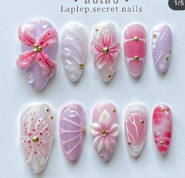 Kunstnagelset mit elegantem floralen Design und 3D-Akzenten Karnz