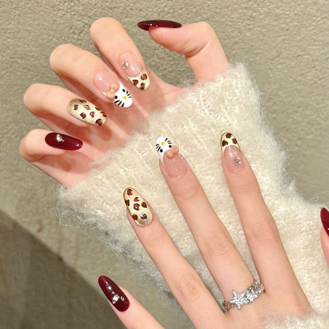 Künstlerisches Press-On Nagelkunstset mit skurrilen floralen Designs
