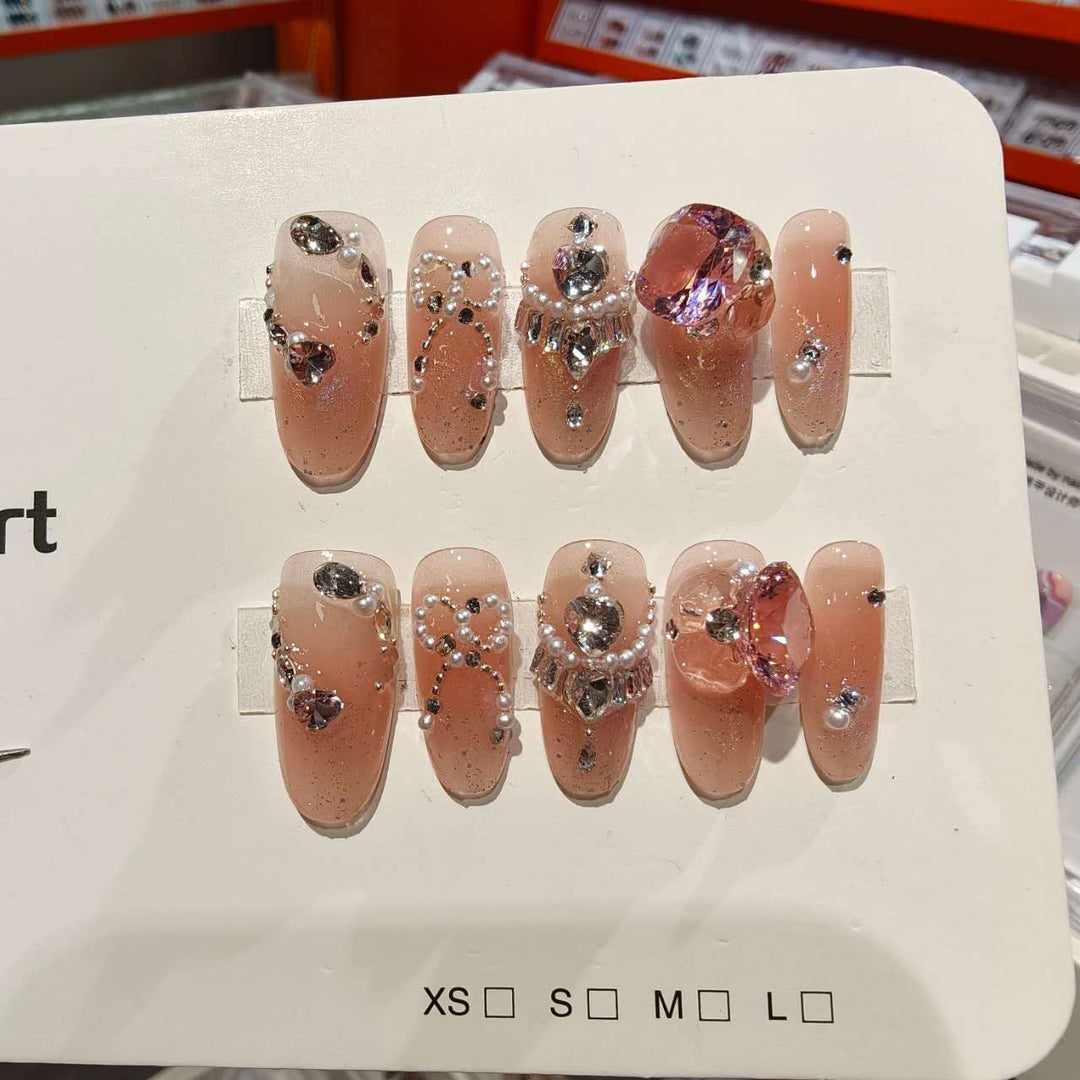 Dekorativer Stiletto Press-On Nagelset mit Strass- und Perlenakzenten