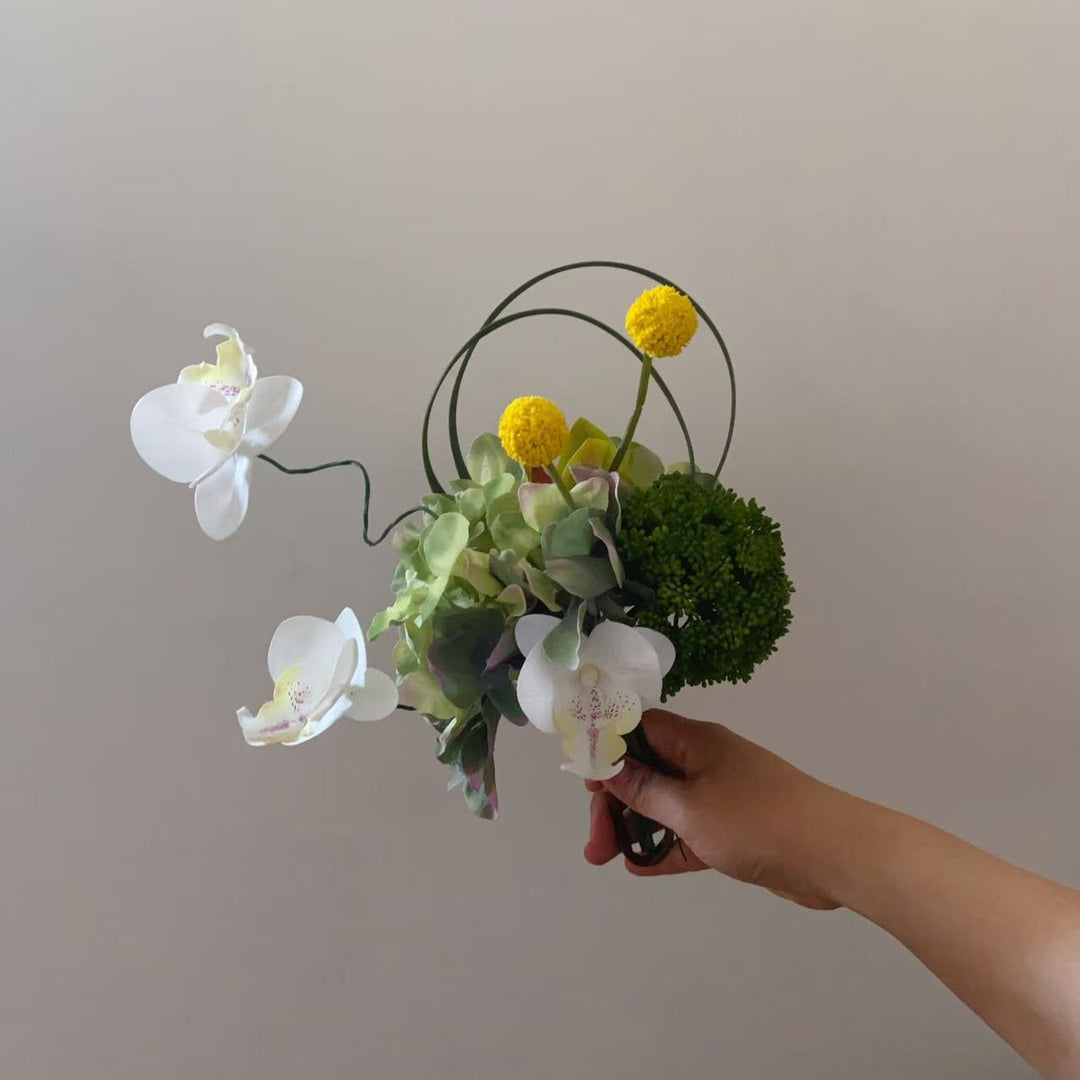 Elegante falsche Blumenanordnung
