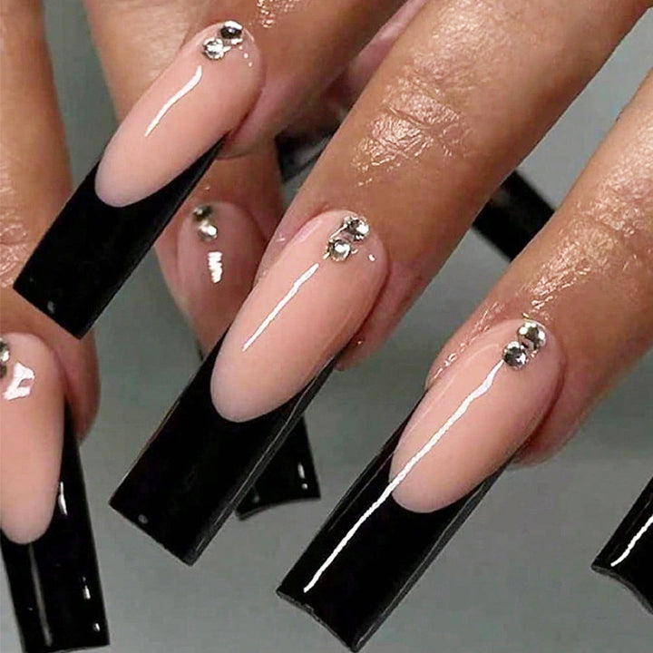 Kunstnägel mit Glitzer und eleganten Akzenten Karnz